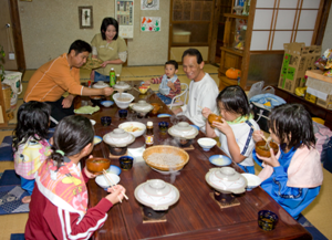 『家族みんなで夕食』の画像