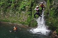 『滝壺に向かってダイブ！』の画像