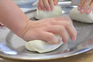 材料をまぜ、生地をこねます 『材料をまぜ、生地をこねます』の画像