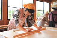 『数時間ねかせた後、 麺棒でのばします』の画像